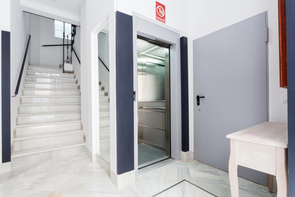 Hostly Acetres 1A Loft In City Center, Comunal Terrace, Fibre,Parking Optional Siviglia Esterno foto
